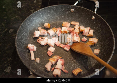 Bacon croccante in padella. Foto Stock