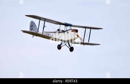 1928 de Havilland DH.60X Moth volare alla Shuttleworth Race Day air show il 7 di Ottobre 2018 Foto Stock