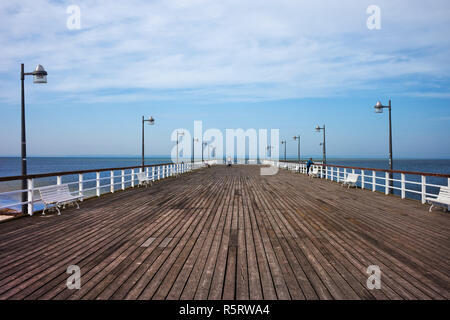 Pier in città Jastiarnia sulla penisola di Hel sul Mar Baltico nella contea di Puck, Polonia settentrionale. Foto Stock