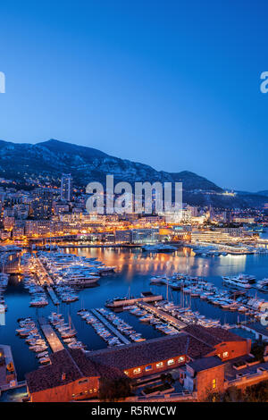 Il Principato di Monaco in serata, vista al di sopra porta a Monte Carlo. Foto Stock