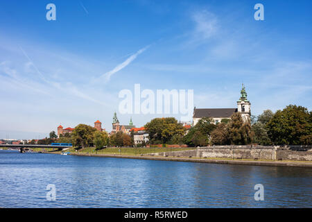 Cracovia skyline della città dal fiume Vistola in Polonia. Foto Stock