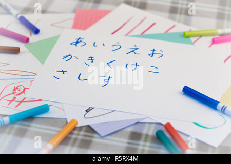 I ragazzi giapponesi la scrittura giapponese carattere alfabetico per la pratica Foto Stock