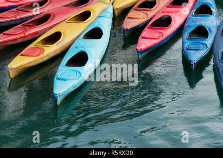 Kayak colorati nel mare a ha Long Bay, Vietnam Foto Stock