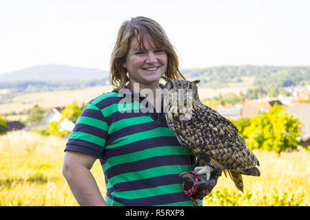 Giovane donna con il gufo reale Foto Stock