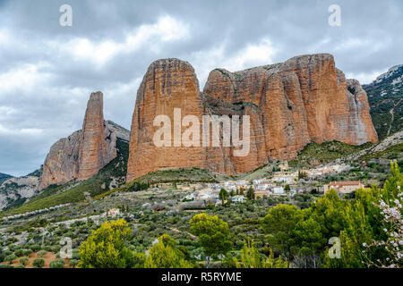 Mallos De Riglos sono i pittoreschi scogli a Huesca Spagna Foto Stock