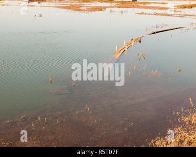 Sommerso passerella in legno in dockland in acqua di mare Foto Stock