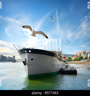 Vista anteriore del passeggero ormeggiata la barca in Budapest Foto Stock