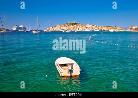 Scenic città turistica di Primosten vista fronte mare Foto Stock