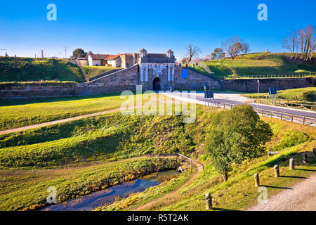 Città di Palmanova mura di difesa e la porta di pietra vista Foto Stock