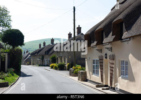 Cottage con il tetto di paglia, strada principale, West Lulworth, Dorset, England, Regno Unito Foto Stock