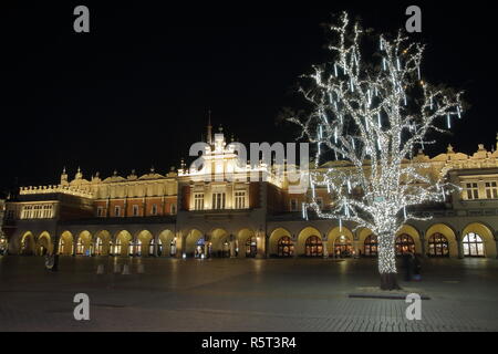 Notte cityscape, skyline di Cracovia Centro, Polonia, illuminato storico edificio bellissimo, albero decorato con le luci di Natale, una lunga esposizione Foto Stock