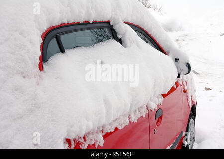 In inverno il traffico - un snowbound auto rossa Foto Stock
