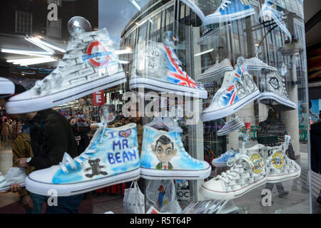 Mr Bean converse scarpe in un negozio di scarpe, Oxford Street, London, Regno Unito Foto Stock