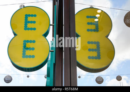 Logo e cartellonistica dell'operatore di rete mobile EE fuori dal negozio Oxford Street, Londra, Inghilterra, Regno Unito Foto Stock