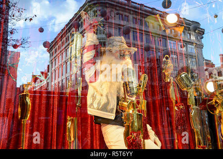 Selfridges rocce Christmas Festive Window display presso la famosa dal grande magazzino Selfridges a Londra, in Oxford Street, Regno Unito Foto Stock