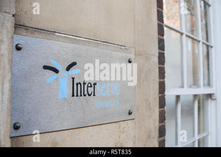 Interserve segnaletica al di fuori di Giovanni Astor House, Foley Street, Fitzrovia, London, Regno Unito Foto Stock