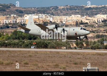 Marina militare tedesca Lockheed P-3C Orion uscire Malta pista 05. Foto Stock