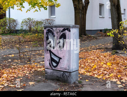 Berlino, Reinickendorf, utility box con verniciatura decorativa - rosa Smiley face, sorridenti Foto Stock