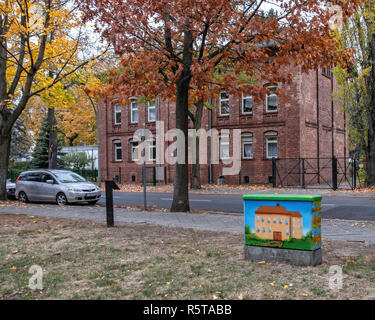 Berlino, Reinickendorf, Neheimer Strasse 7, storico edificio in mattoni con protette elencate di stato. Esterno facciata & Foto Stock