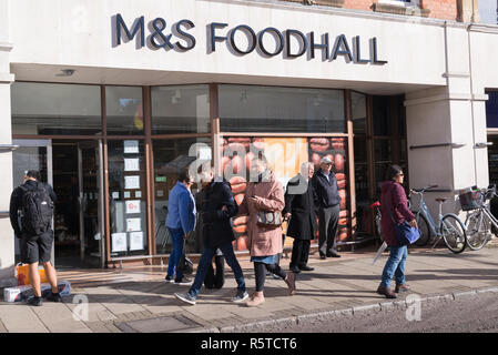 Cambridge, Inghilterra - Ottobre 2018: la gente a piedi nella parte anteriore del M&S Mark e Spencer Foodhall ingresso nella piazza del mercato, Cambridge, Regno Unito Foto Stock