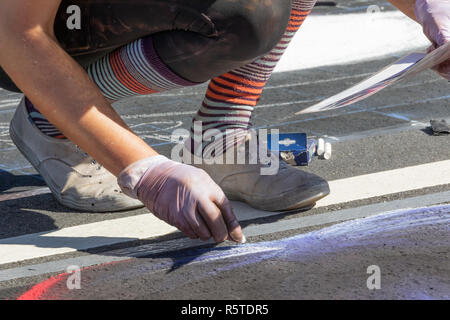 Artista Sttreet disegno sul marciapiede. Foto Stock
