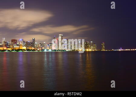 Chicago, Illinois - USA - Luglio 1, 2018:Nord sullo skyline di Chicago al tramonto Foto Stock