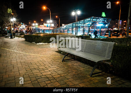 Notte panca in legno sulla metropolitana di sfondo di entrata Foto Stock