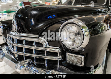 Vecchia auto nera da vicino con la griglia e il proiettore in mostra Foto Stock