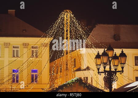 Decorazione di Natale Ghirlanda luminosa a Gyor Centro di notte Foto Stock