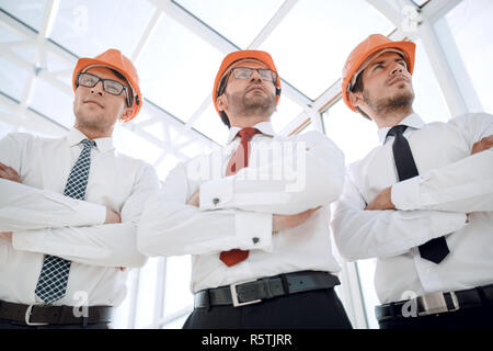 Close up.un gruppo di architetti e designer di caschi di protezione Foto Stock