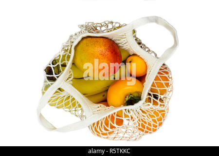 Frutti Esotici in maglia bianco borsa a rete e isolato su sfondo bianco Foto Stock