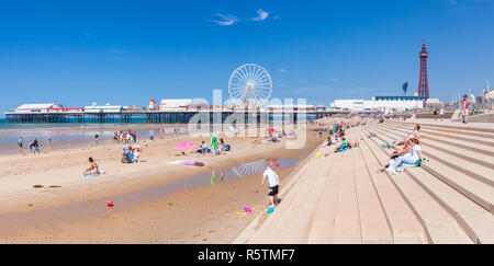 Blackpool Regno Unito la gente sulla spiaggia sabbiosa Blackpool Beach Estate con e la torre di Blackpool Central Pier di Blackpool Lancashire England Regno Unito GB Europ Foto Stock