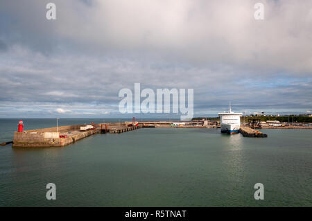 Porto di Rosslare vista generale sulla calma sera d'estate. Rosslare Europort nella Contea di Wexford in Irlanda. Regno Unito Irlanda il collegamento dal mare. Foto Stock