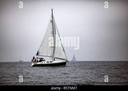 WA17014-00...WASHINGTON - barche a vela del Puget Sound arrotondamento di West Point in Seattle Shilshole Bay. Foto Stock