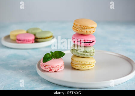 Macaron colorati torte. Piccoli dolci francesi. Dolce e colorata amaretti francese. Foto Stock