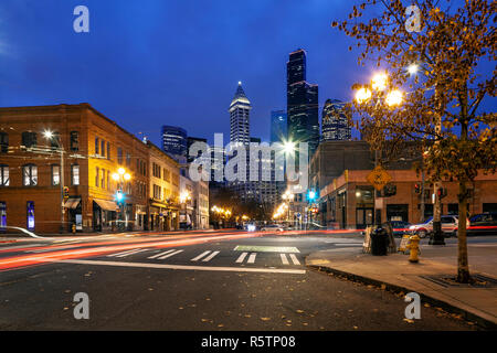 WA17018-00...WASHINGTON - Seattle strade di città 2° Avenue e Jackson Street. Foto Stock