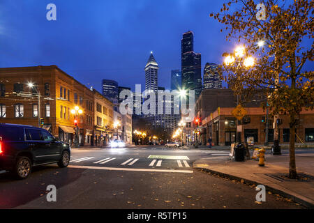 WA17019-00...WASHINGTON - Seattle strade di città 2° Avenue e Jackson Street. Foto Stock