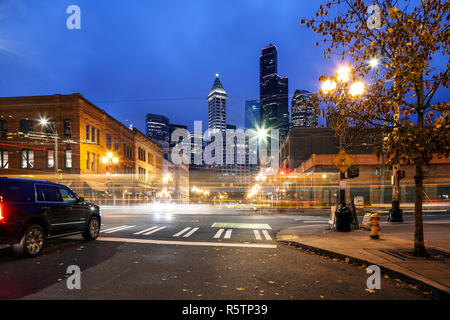 WA17020-00...WASHINGTON - Seattle strade di città 2° Avenue e Jackson Street. Foto Stock