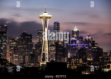 WA17022-00...WASHINGTON - Lo Space Needle e gli edifici di Seattle visto da Kerry Park sulla Regina Ann Hill. Foto Stock