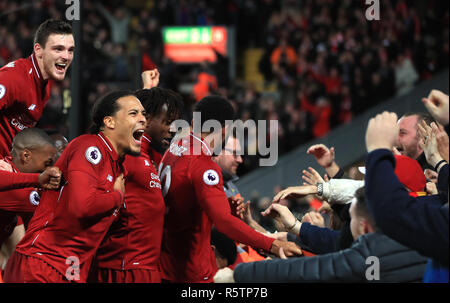 Di Liverpool Virgilio van Dijk (sinistra) celebra la vittoria con i tifosi durante il match di Premier League ad Anfield, Liverpool. Foto Stock