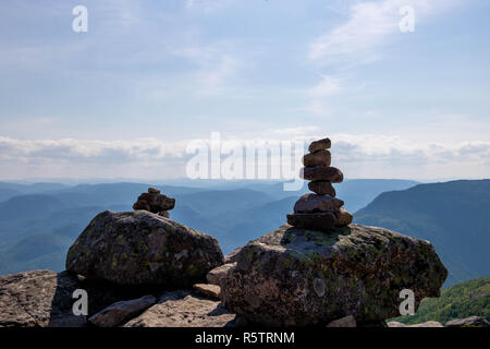 Due cairns (inukshuks) sulla cima di una montagna in Grands-Jardins Parco Nazionale nella regione di Charlevoix in Quebec, Canada. Foto Stock