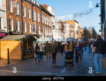 Gli amanti dello shopping si mescolano tra le bancarelle della fiera di Natale vittoriana. Worcester Regno Unito. Novembre 2018 Foto Stock