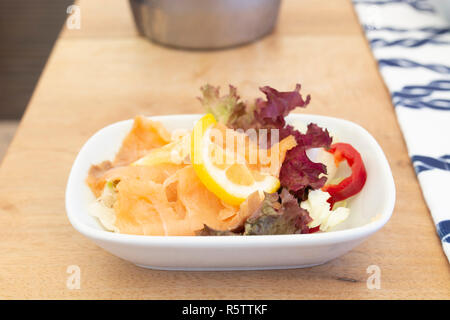 Mediterraneo salmone affumicato pesce mezze su legno Foto Stock