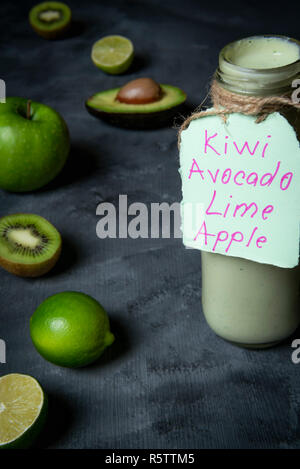 Detox smoothie verde in una bottiglia, fatti in casa, dal mescolato frutta fresca come avocado, calce, kiwi, mela verde e yogurt Foto Stock