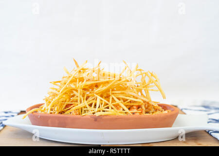 Lo stile mediterraneo di gamberi e sottile striscia di patate sulla parte superiore Foto Stock