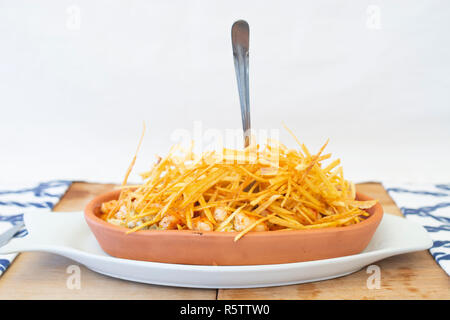 Lo stile mediterraneo di gamberi e sottile striscia di patate sulla parte superiore Foto Stock