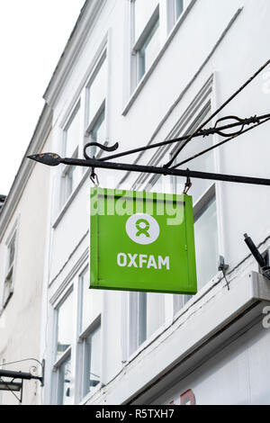 Cerca fino a Oxfam carità shop segno sopra UK high street Foto Stock