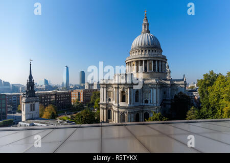 Cattedrale di St Paul vista da un nuovo cambiamento a Londra Inghilterra Regno Unito Regno Unito Foto Stock