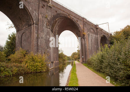 Vecchia Stazione ponte fatto di mattoni rossi muratura Foto Stock