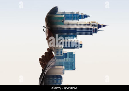 Composito Digitale della città e imprenditore ritratto Foto Stock